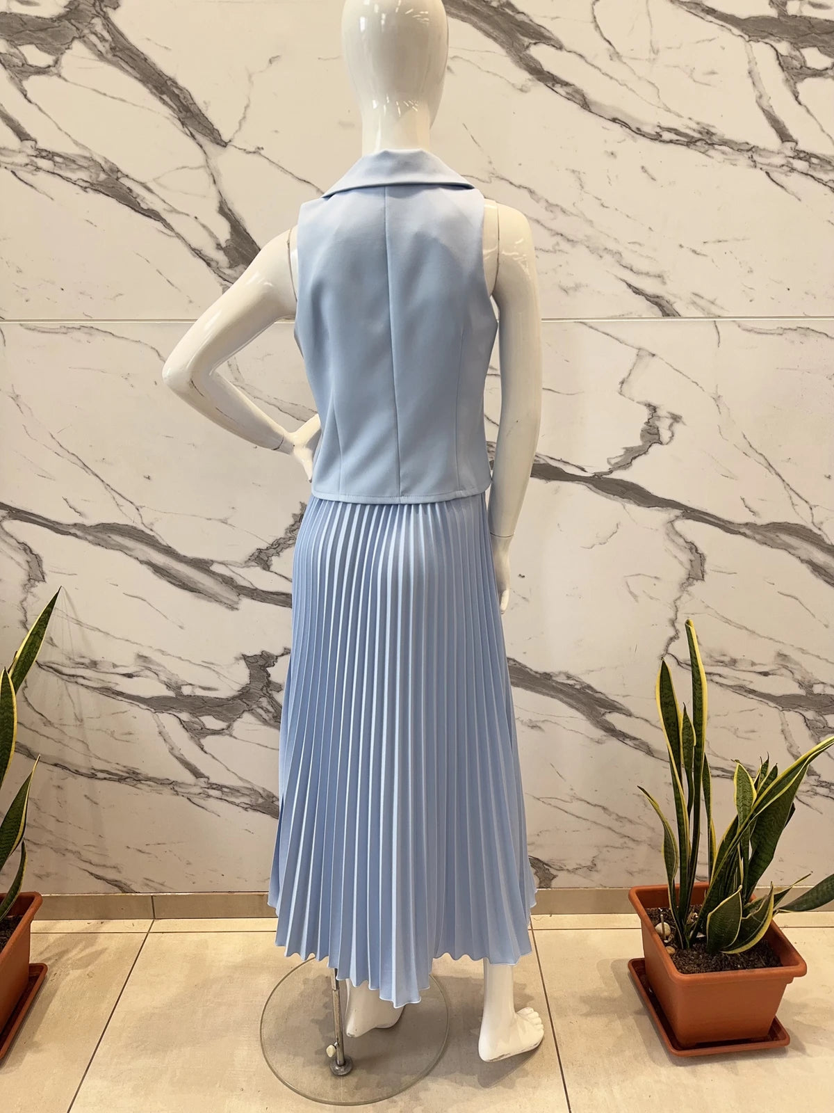 Chique Mouwloos Gilet met Lange Plooirok